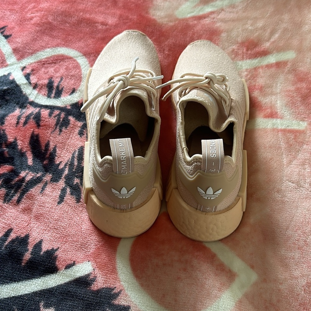 BRAND NEW Women's Adidas NMD_R1 Shoes - US 9.5 Halo Blush - Picture 3 of 7